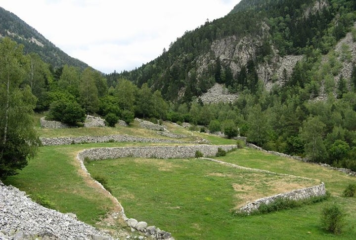 O país também se sobressai pelas belezas naturais. O Vale de Madriu-Perafita-Claror é patrimônio mundial da Unesco na categoria paisagem cultural desde 2004, com rios e lagos, onde se valorizam a fauna e a flora..  Reprodução: Flipar