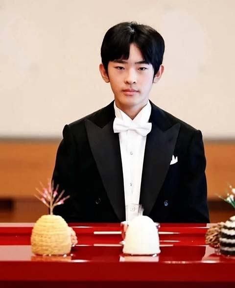 No dia 6 de setembro de 2025, o príncipe Hisahito, do Japão, celebrou a sua maioridade com uma cerimônia tradicional no Palácio Imperial de Tóquio. 
 Reprodução: Flipar