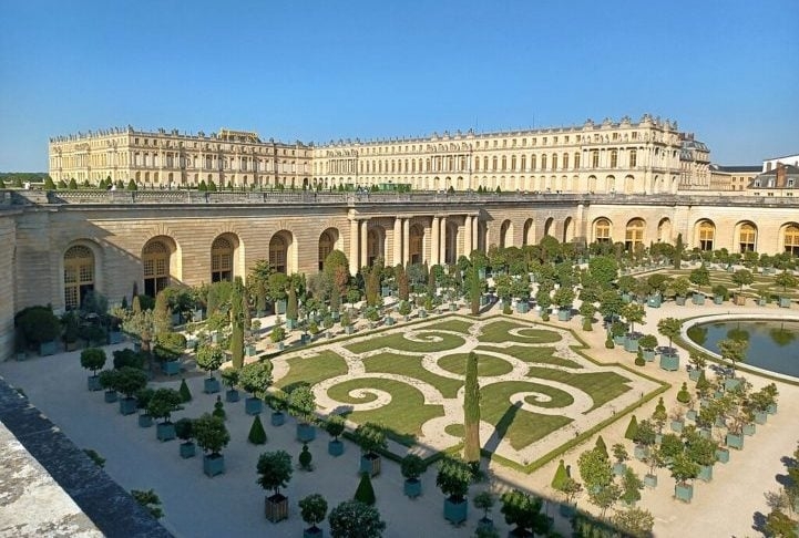 Já os belíssimos Jardins de Versalhes estendem-se por quase 800 hectares, com fontes, lagos, esculturas e canteiros de flores cuidadosamente planejados. Reprodução: Flipar