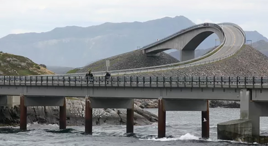 Rodovia do Atlântico (Noruega) - Estrada de 8 km com 8 pontes e que foi construída por cima de um arquipélago no Oceano Atlântico. A ponte mais longa (260 metros) e famosa é a Storseisundet que ganhou o título de “Construção Norueguesa do Século”. Reprodução: Flipar