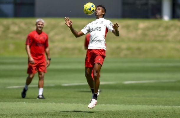 O Flamengo precisa correr se não quiser perder um de seus maiores jogadores de graça. Bruno Henrique está sendo cobiçado por grandes equipes. Foto: Marcelo Cortes /CRF