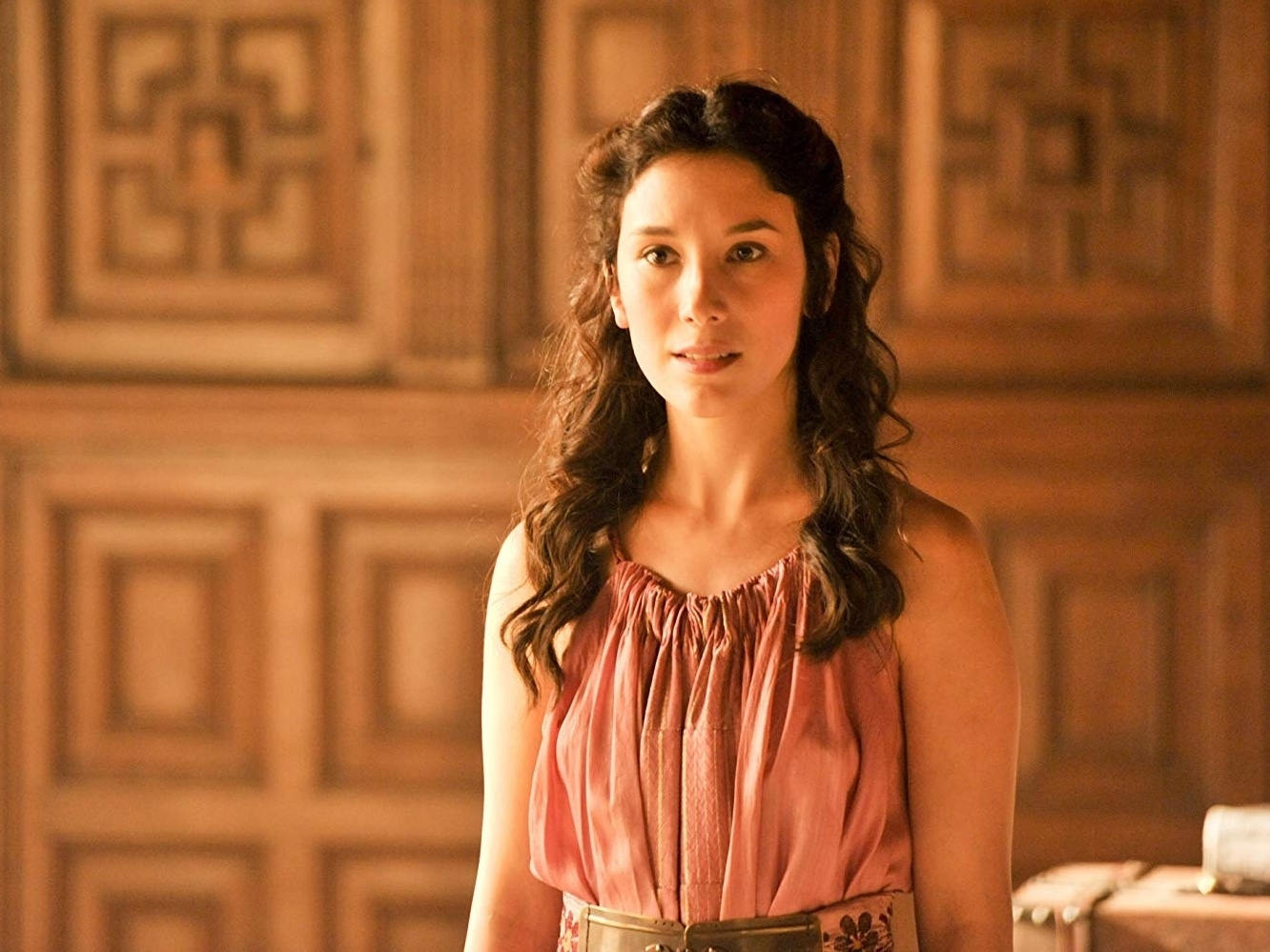 Sibel Kekilli: Quem assistiu à série de sucesso “Game of Thrones” reconhece esse rosto. Trata-se da atriz que viveu a personagem Shae, companheira de Tyrion Lannister.  Reprodução: Flipar