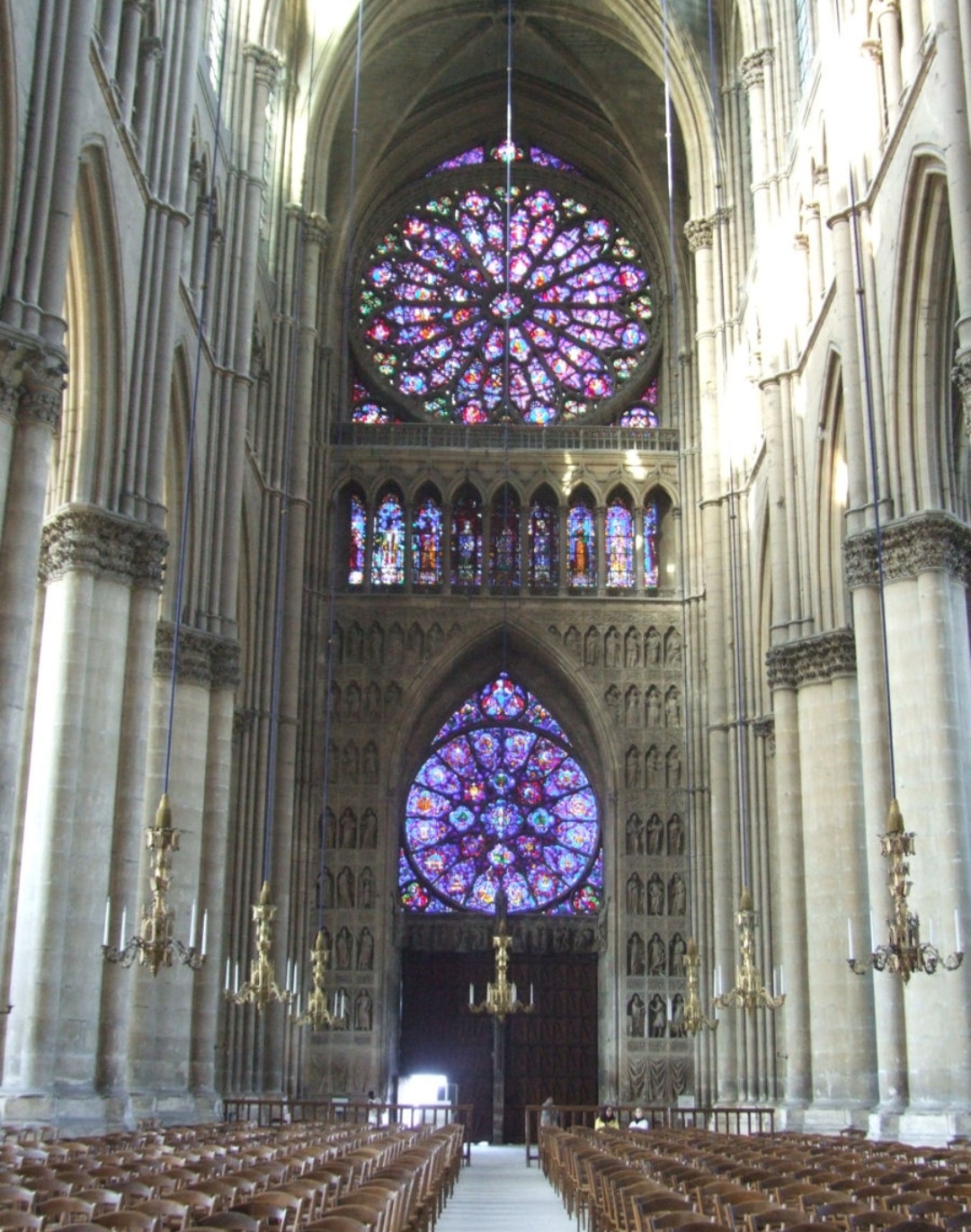 Junto com a de Notre Dame de Paris, a igreja forma a dupla de catedrais góticas mais importantes da França. Localizada na região de Champagne, ela é reconhecida por suas 2.303 estátuas, além de ter recebido diversas coroações de reis e rainhas. Reprodução: Flipar