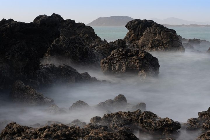 Por décadas, a Zelândia foi considerada apenas crosta oceânica, mas análises recentes de rochas sedimentares, basaltos e dados magnéticos confirmaram características típicas de um continente.  Reprodução: Flipar