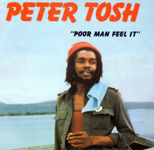 Peter Tosh - O cantor tinha 42 anos e havia acabado de ganhar um Grammy por seu disco de reggae quando foi morto pela gangue de Dennis Leppo, ex-presidiário que ele havia ajudado na busca por emprego. Leppo foi condenado a prisão perpétua.   Reprodução: Flipar