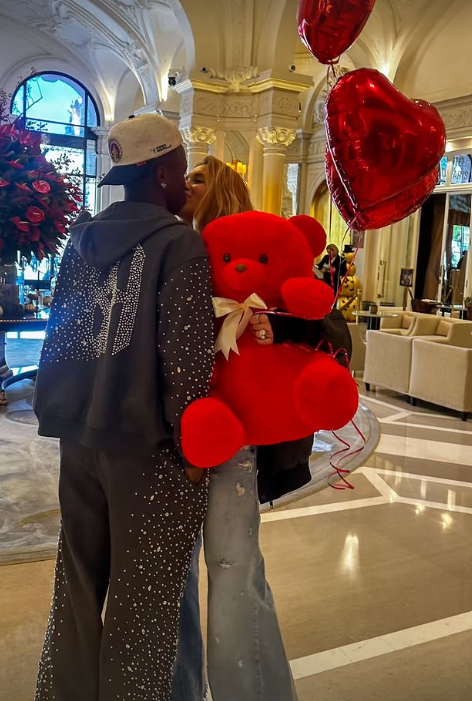 Vini Jr. e Virgnia se beijam. Foto: Reprodução/ Instagram @virginia