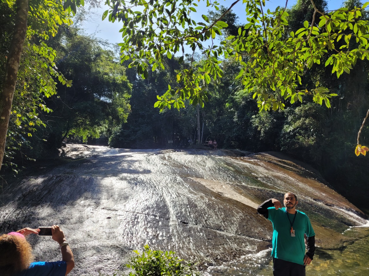 Pedra por onde os visitantes podem escorregar na Cachoeira do Tobogã, em Paraty. Foto: Miguel Trombini/iG Turismo