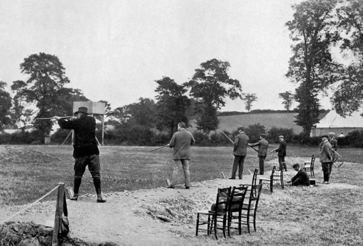 Tiro ao pombo - Modalidade em que os competidores precisavam abater aves foi disputada nos Jogos de Paris-1900 com quatro participantes (51 inscritos desistiram diante das críticas pela mortandade de animais).  Reprodução: Flipar