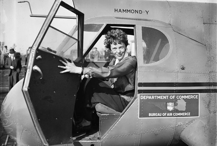 Segundo o grupo, Amelia Earhart e Fred Noonan conseguiram sobreviver a um pouso difícil em um recife no Oceano Pacífico, mas acabaram morrendo como náufragos porque não conseguiram chamar ajuda pelo rádio.   Reprodução: Flipar