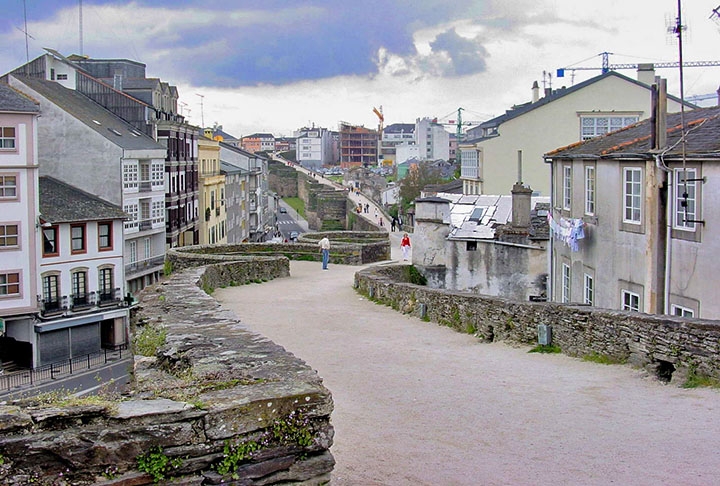 LUGO - Essa cidade de origem celta e romana é a mais antiga da Galiza. No fim do século II, a instabilidade política na Espanha - com  ataques de tribos bárbaras -  motivou a construção de um muro de 2.200 metros de extensão. Hoje é um ponto turístico de onde se veem belas paisagens.  Reprodução: Flipar