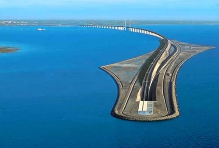 O Canal da Mancha, por onde passa o imenso túnel submarino, separa a Grã-Bretanha da França e também faz a união do Mar do Norte com o Oceano Atlântico. 

 Reprodução: Flipar