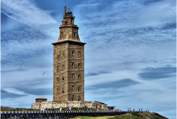 Torre de Hércules, Espanha - Também conhecida como Farol de Brigantium, é o mais antigo em atividade no mundo (construído entre os séculos 1 e 2 d.C). Já passou por reformas e adaptações. Boa parte não é inteiramente original.  Desde 2009, é Patrimônio Mundial da UNESCO. Reprodução: Flipar