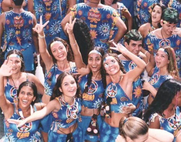 O abadá não apenas se consolidou como um item de vestuário distintivo durante o Carnaval, mas também como um símbolo da festividade, representando a diversidade, a alegria e a identidade cultural do Brasil. Reprodução: Flipar