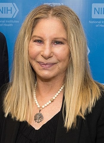 Barbra Streisand - A atriz e cantora americana tem seis décadas de carreira e é uma das poucas que já conquistaram os quatro principais: Oscar, Emmy, Tony e Grammy. Barbra é filha de judeus, descendentes da Galícia (Polônia-Ucrânia) e do Império Russo.   Reprodução: Flipar