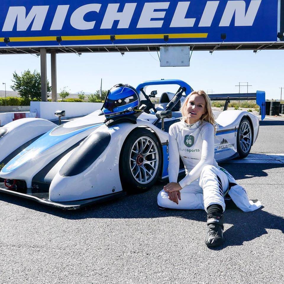 Doreen Seidel, a coelhinha da Playboy que é favorita para correr na Fórmula 1 feminina, a W Series. Foto: Facebook / Instagram / Arquivo pessoal