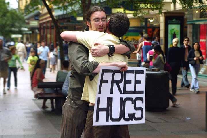 Diante desse contexto de rupturas familiares, o australiano decidiu retornar a Sydney, sua cidade natal, e iniciar uma campanha de abraços grátis (“free hugs”). 
 Reprodução: Flipar