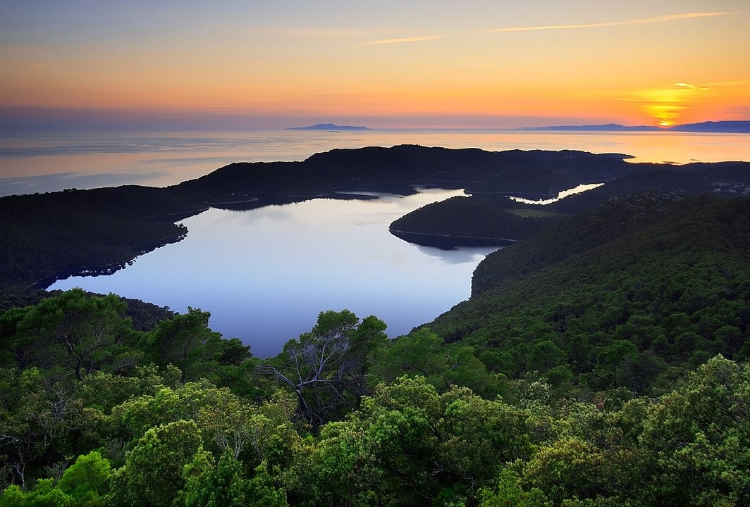 Iha de Mljet - Tem origem vulcânica, com numerosos desfiladeiros e barrancos. A parte noroeste da ilha tem um lago de água salgada com bosques: uma área muito procurada para lazer.  Reprodução: Flipar