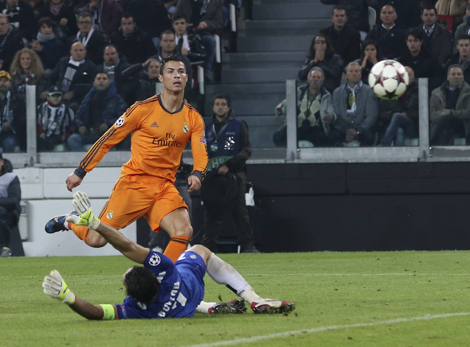 Cristiano Ronaldo toca por cima de Buffon para marcar gol do Real Madrid sobre a Juventus. Foto: Antonio Calanni/AP