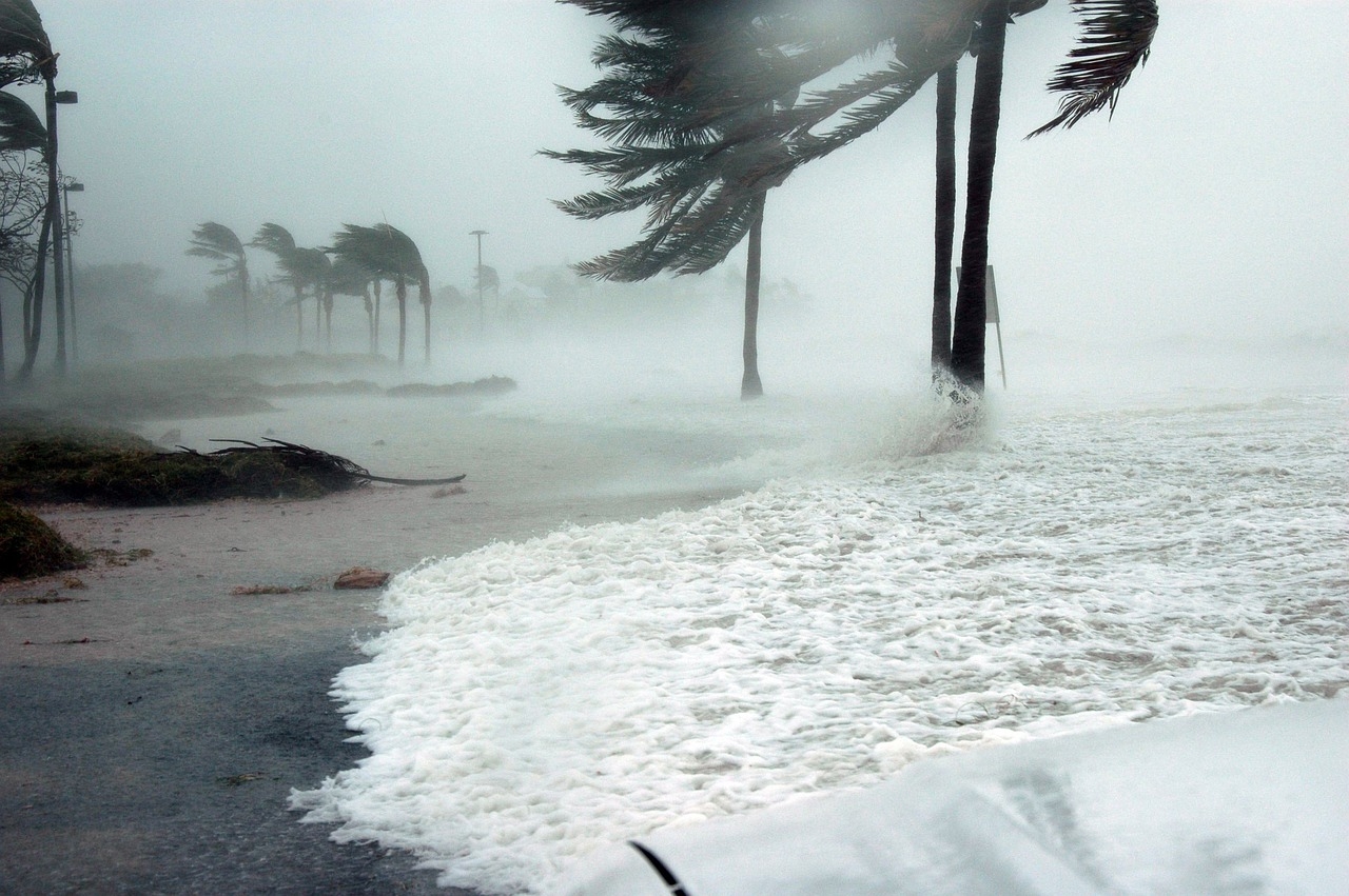 No Atlântico, a época de furacões ocorre entre 1º de junho e 30 de novembro. Época de muita preocupação nas regiões que costumam ficar no caminho das fortes tempestades tropicais.