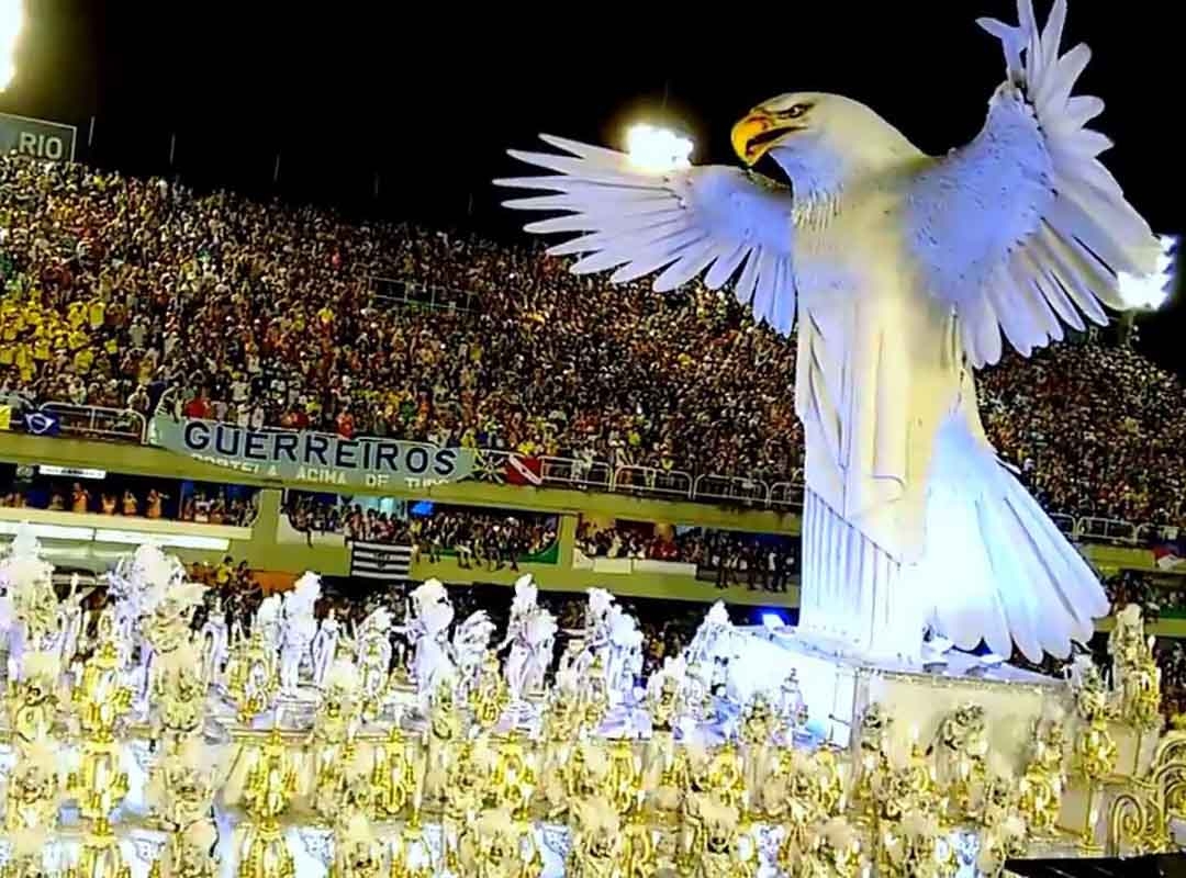 O Flipar, então, relembra algumas alegorias marcantes do carnaval carioca. A primeira delas é a tradicional águia da Portela, que completou 100 anos em 2023. Em 2015, ela se transformou em redentora, fazendo referência ao Cristo e encantou o público. Reprodução: Flipar