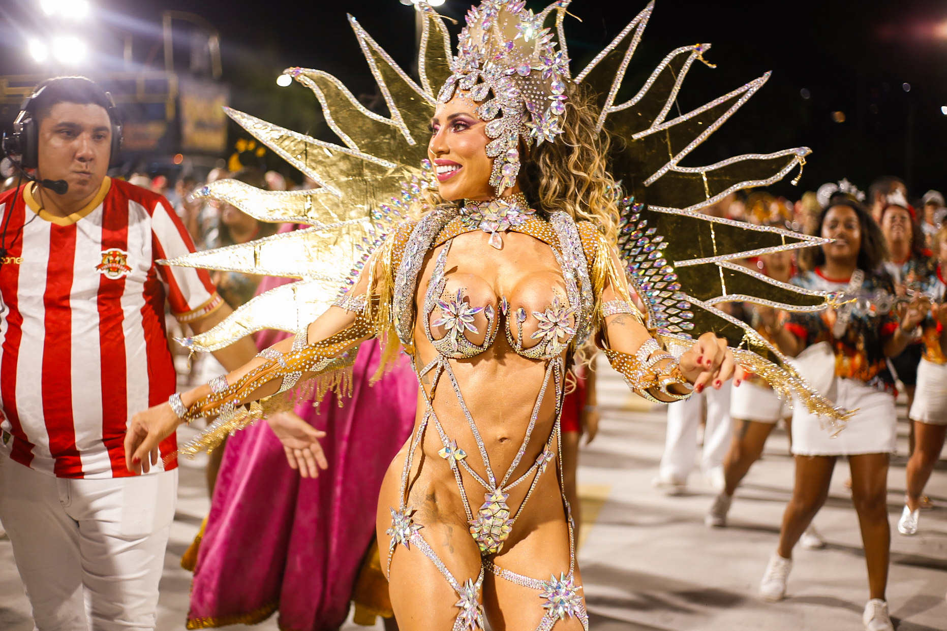 Tati Minerato ousa em look para ensaio do Carnaval