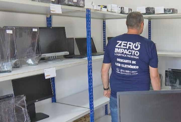 Com a Logística Reserva, estes produtos em fim de vida útil e de uso doméstico são destinados à empresas especializadas em separar todas as suas partes e devolvê-las para a cadeia produtiva. Isso permite que estas partes sejam realocadas para a fabricação de novos produtos. Reprodução: Flipar