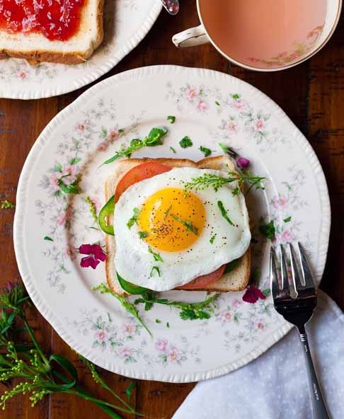Em praticamente todo mundo é tradicional comer ovos logo no café da manhã. Seja um ovo cozido ou mexidos com algum acompanhamento.