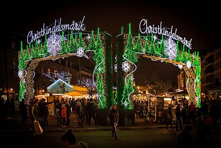 O Mercado de Natal de Estrasburgo, na França, existe desde o século 16 (aproximadamente 1570) e é um dos mais importantes da Europa. A cidade é a capital francesa do Natal com lindos chalés e muitas lembranças natalinas. Reprodução: Flipar