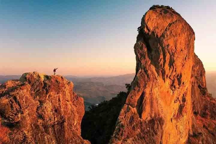 Cercada pelas montanhas da Serra da Mantiqueira, o local tem uma paisagem interiorana com ar bucólico e encantos naturais, tais quais cachoeiras, solo fértil e o clima. É também um famoso destino pelo turismo rural, ecoturismo sustentável e enoturismo.  Reprodução: Flipar