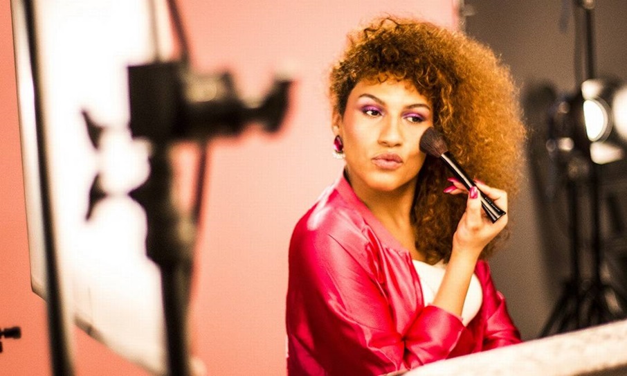 Candy Mel em campanha publicitária para a Avon, em 2015 Divulgação