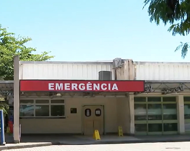 A menina tem 6 anos de idade e sofreu queimaduras pelo corpo. 