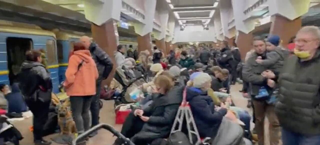Moradores tentam deixar a Ucrânia após bombardeios. Foto: Reprodução / TV Band
