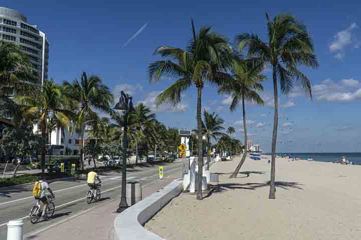 O clima agradável pode ser desfrutado em caminhadas pelo calçadão chamado “The Strip”, que passa ao largo de uma rodovia à beira-mar. 
 Reprodução: Flipar