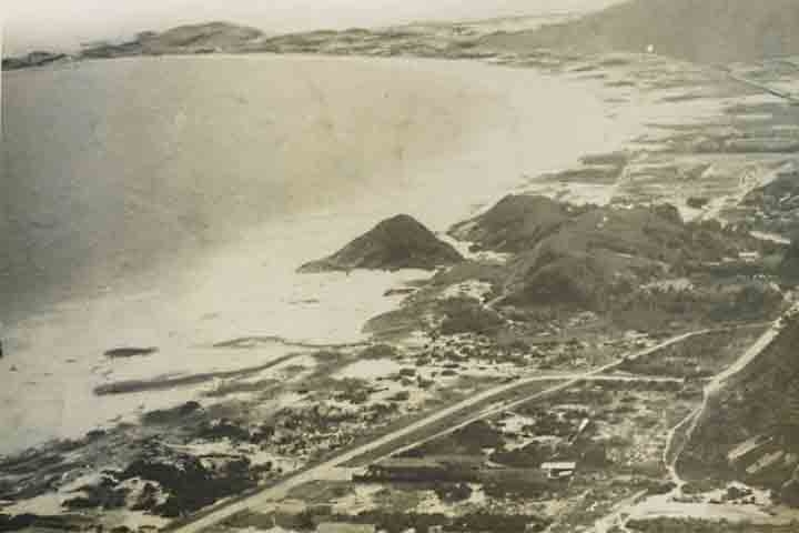 O bairro tem uma história curiosa que remonta ao século XVII. Dessa forma, o nome e a identidade de Copacabana foram moldados por uma fusão de fé, imigração e desenvolvimento urbano. Reprodução: Flipar