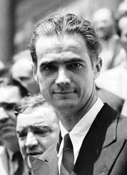 Em 5 de abril de 1976, Howard Robard Hughes Jr. morreu num acidente aéreo. Faz 48 
anos que o mundo perdeu essa figura que deixou marcas em diversos segmentos e cuja vida foi retratada na pele de Leonardo DiCaprio.  Veja sua trajetória.  Reprodução: Flipar