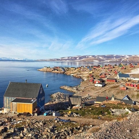 Ittoqqortoormiit (Groenlândia): Esta é uma pequena e isolada vila localizada na costa leste da Gronelândia. Com uma população de cerca de 450 habitantes, é um dos assentamentos mais remotos do mundo.  Reprodução: Flipar