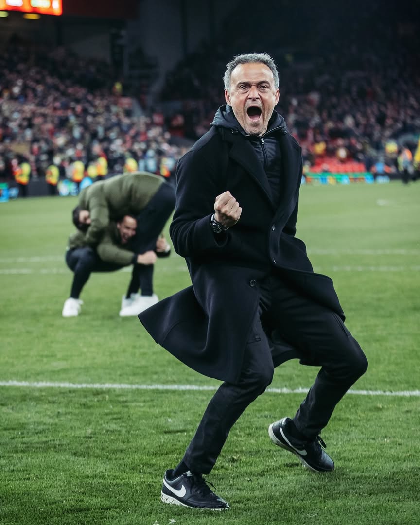 Técnico costuma alternar entre peças de alfaiataria e conjuntos esportivos do PSG. Foto: Reprodução/Instagram