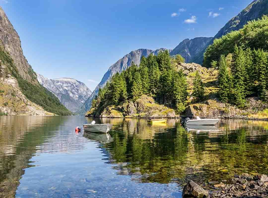 Fiorde Naeroy - Noruega - Situado na comuna de Aurland, em Sogn og Fjordane, tem 20 km de extensão e é uma ramificação do fiorde Sogn. Suas rochas íngremes se erguem até 1400m acima do nível do mar e descem até 500m de profundidade. Seu   ponto mais estreito tem 250m de largura. Há várias quedas de água no percurso. Reprodução: Flipar