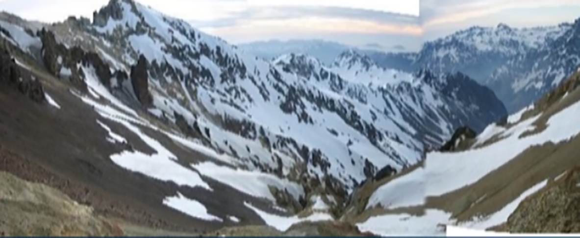 Sem qualquer experiência, eles subiram a montanha e se depararam com uma vista desanimadora (foto). Não sabiam, mas estavam na fronteira de Chile e Argentina. Após percorrerem 60 km, numa semana inteira de caminhada exaustiva, encontraram um rio formado pelo degelo da neve. E seguiram seu curso. Reprodução: Flipar