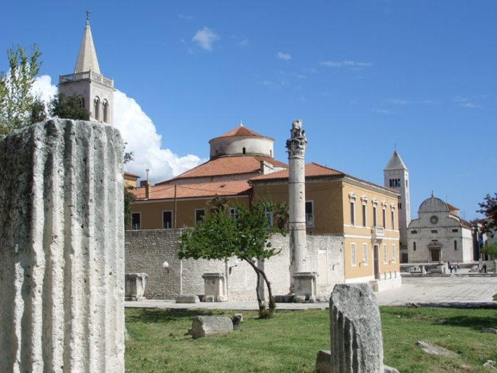 Zadar - Cidade histórica que tem ruínas romanas e venezianas na antiga península. As colunas se espalham por diversas partes, tornando o passeio a pé uma das melhores fontes de entretenimento e cultura.  Reprodução: Flipar