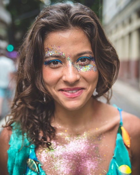 Muitas mulheres usam para deixar a maquiagem mais destacada e também mais colorida. Existem diversos tipos no mercado e vai de cada um qual comprar e usar.