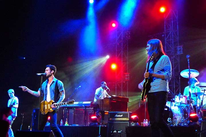 Ao longo de mais de vinte anos de estrada, o Maroon 5 acumula prêmios - entre eles três Grammy Awards e seis Billboard Music Awards, recordes e uma base de fãs global. Sob a liderança carismática de Adam Levine, o grupo segue como um dos nomes mais populares do pop contemporânea.
 Reprodução: Flipar