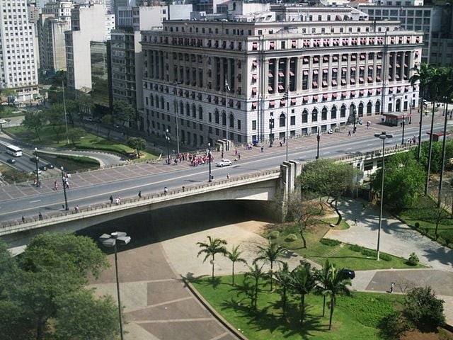 Viaduto do Chá- Situado no Vale do Anhangabaú, a estrutura de concreto foi construída em 1939 para substituir o antigo viaduto, inaugurado em 1892, cuja  estrutura metálica ficou obsoleta e perigosa. Marco na cidade, é cenário de várias filmagens. Reprodução: Flipar