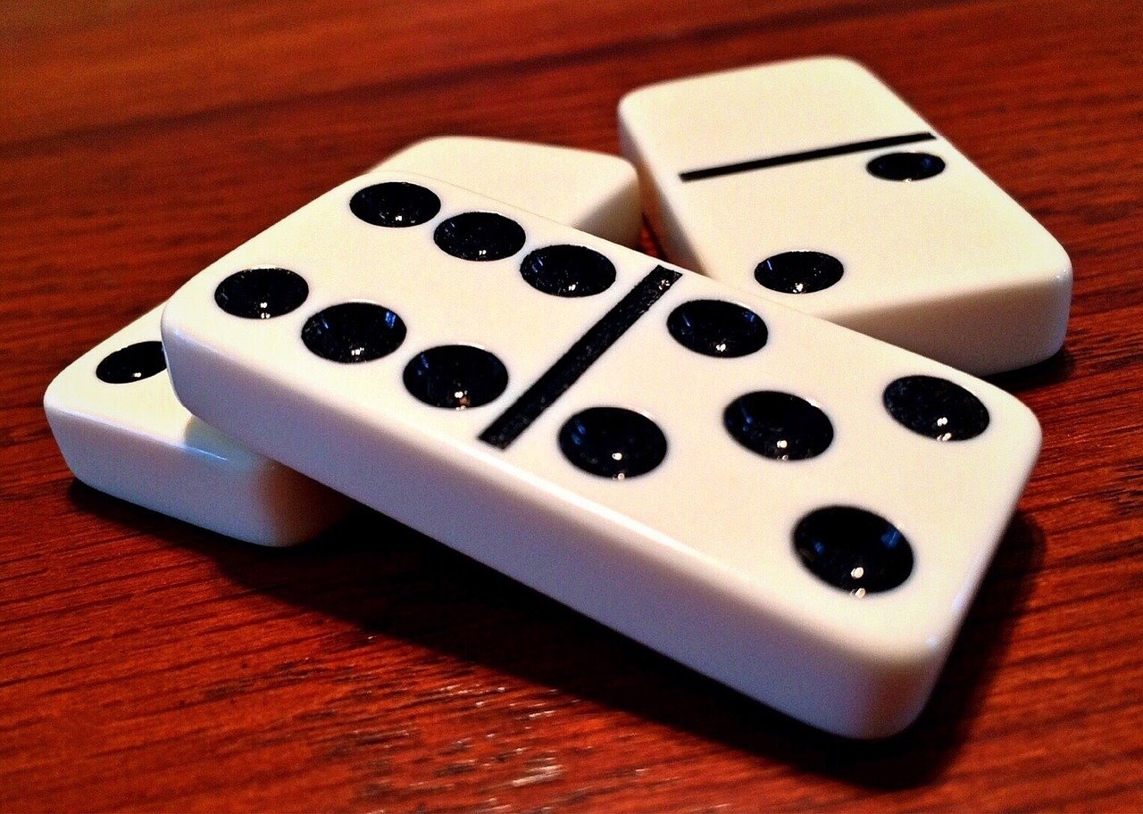 Que tal conferirmos a origem do dominó, suas regras e algumas curiosidades que tornam esse jogo tão fascinante e atemporal? Venha com o Flipar! Reprodução: Flipar