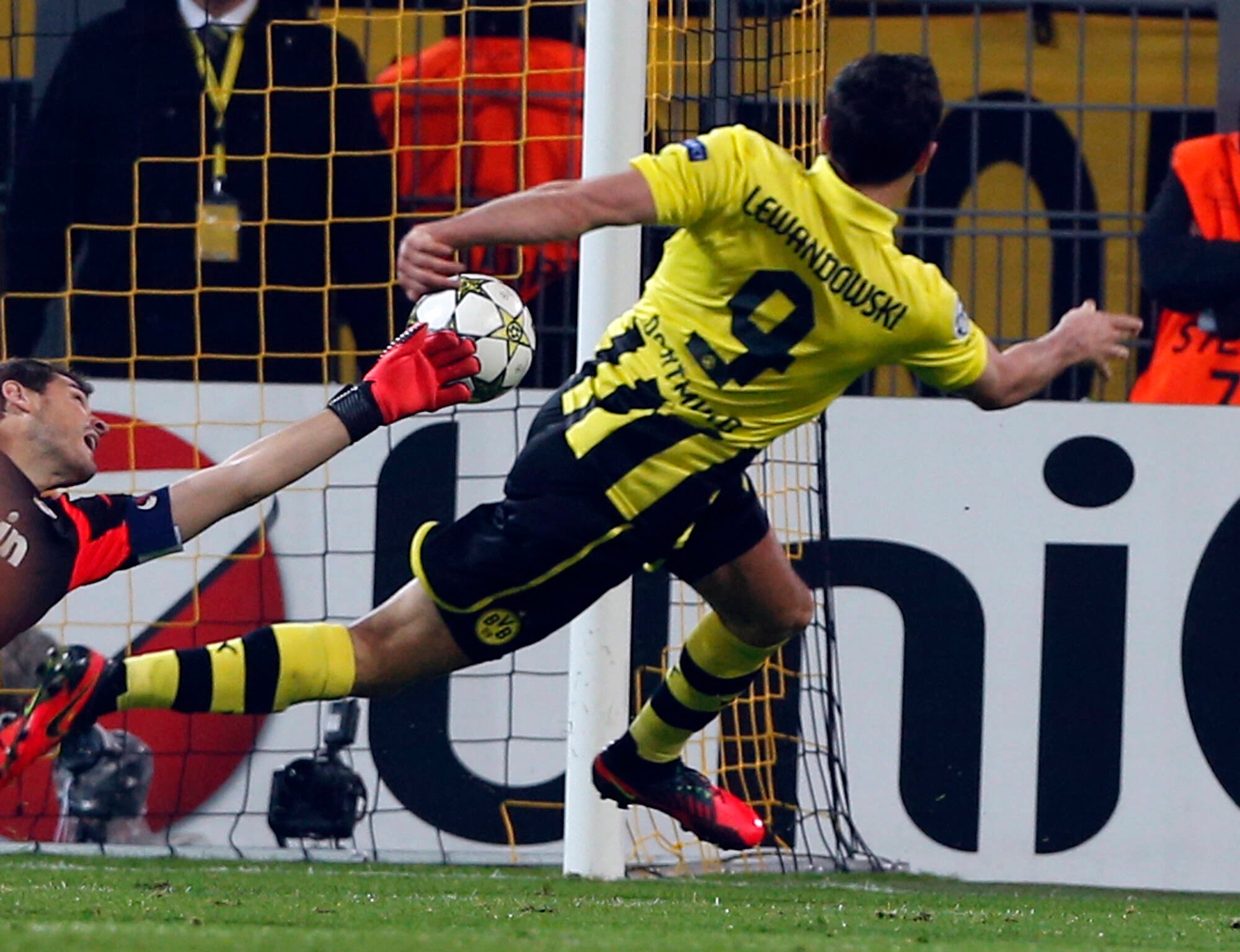 Lewandowski chuta para o gol e marca para o Borussia Dortmund contra o Real Madrid. Foto: AP