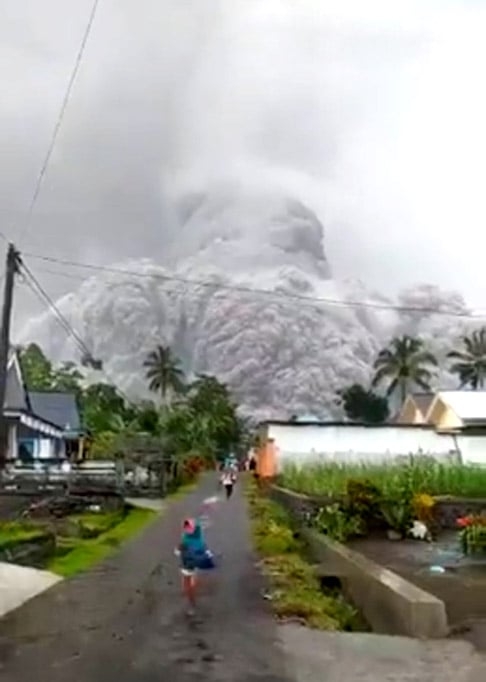 Em 4/12/2021, o vulcão Semeru, na Ilha de Java, entrou em erupção causando a morte de 14 pessoas e deixando 56 feridas.  Reprodução: Flipar
