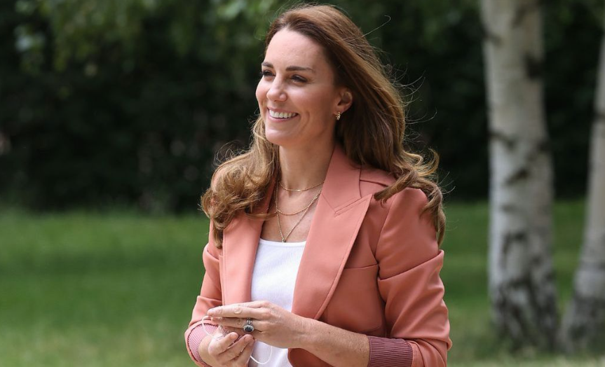 As fontes oficiais do Palácio de Buckingham afirmam que Kate Middleton está se recuperando de uma cirurgia abdominal e que, por isso, está longe dos holofotes. Uma parte da web não aceitou a justificativa e vem criando teorias sobre o desaparecimento da Princesa. Reprodução / X