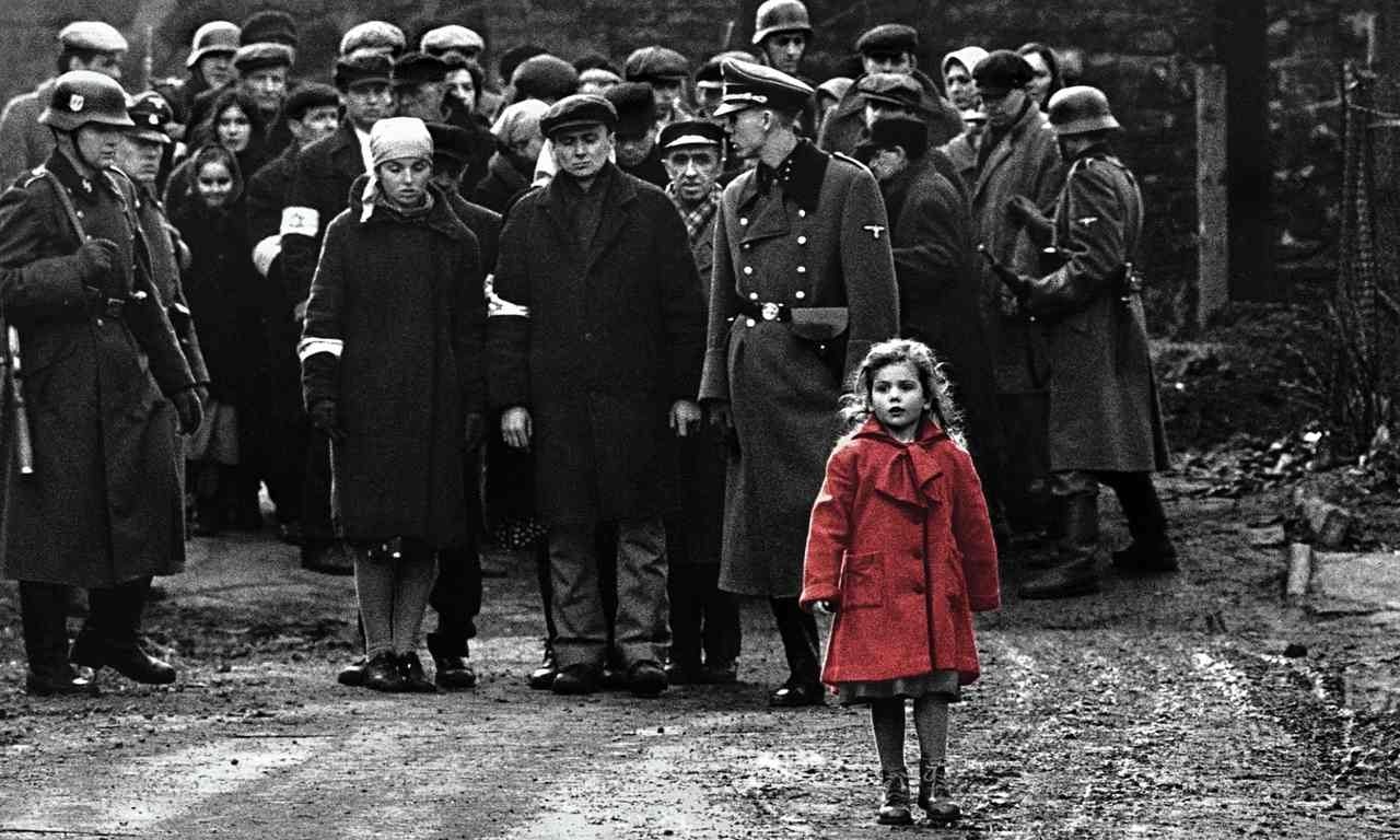 O filme apresenta Oskar Schindler (Liam Neeson), um homem que possui sólida relação com o regime nazista. Entretanto, a empatia de Oskar pelas pessoas caçadas pelo Partido Nazista na Alemanha motivou uma iniciativa heroica: salvar mais de mil refugiados judeus holandeses do Holocausto.  Reprodução: Flipar