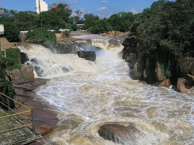 O seu nome se refere ao Salto do Tietê, uma cachoeira do Tietê localizada à altura da Praça Archimedes Lammoglia. Reprodução: Flipar