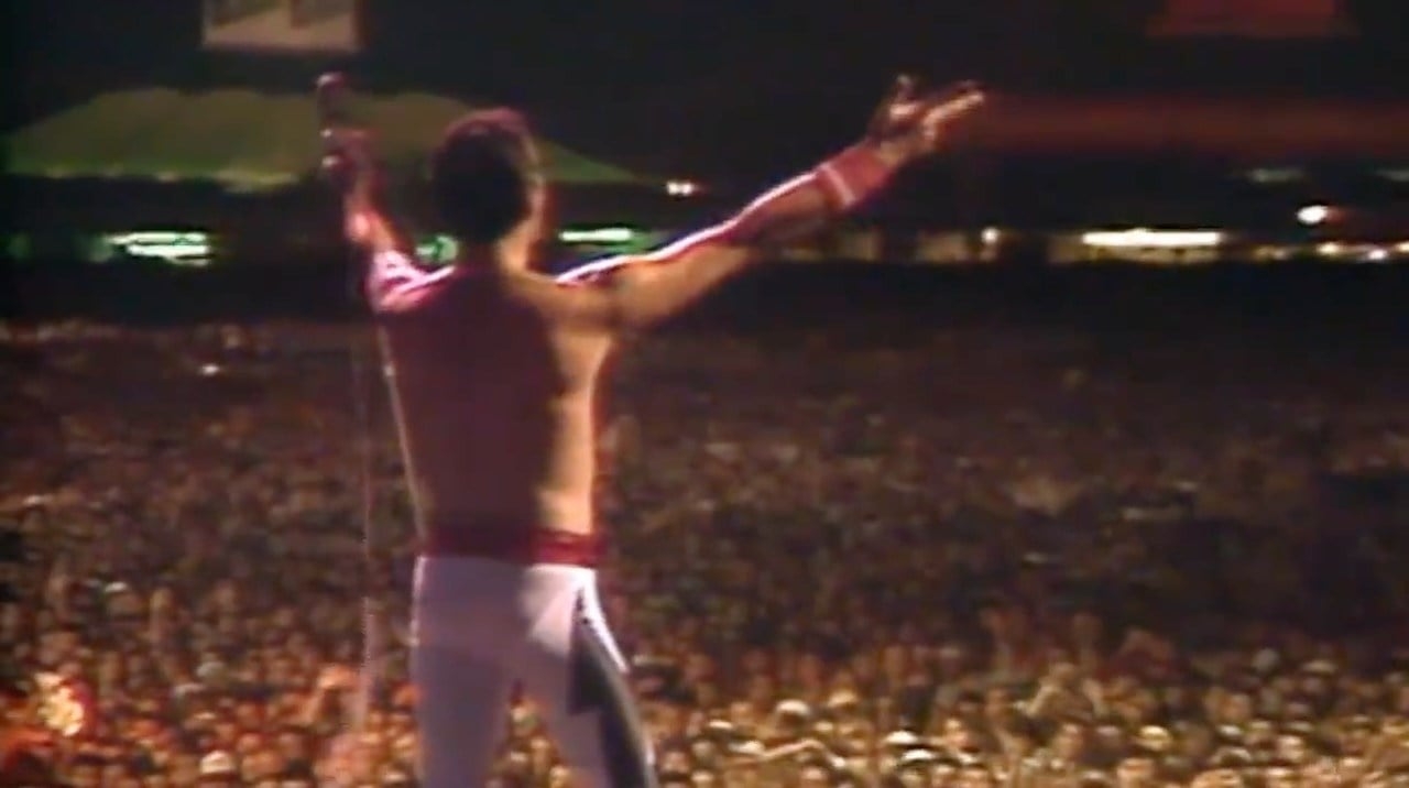 Queen: Rock in Rio de 1985 - No primeiro Rock in Rio da história, a banda Queen cantou em uníssono com um público de 300 mil pessoas seus clássicos “Love of my Life”, “We Will Rock You”, e “I Want to Break Free”.  Reprodução: Flipar